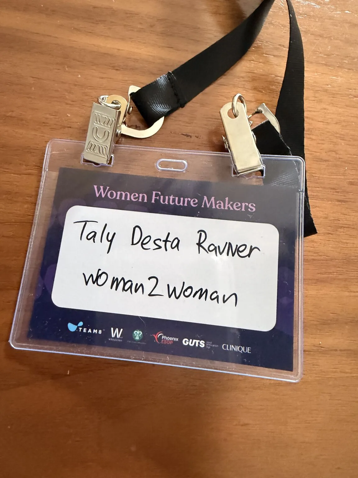 תג שם מאירוע Women Future Makers, ועליו כתוב בכתב יד ״Taly Desta Ravner, Woman2Woman״